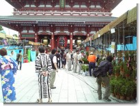 浅草寺ほおずき市2007年7月9日午前7時―テレビの撮影。